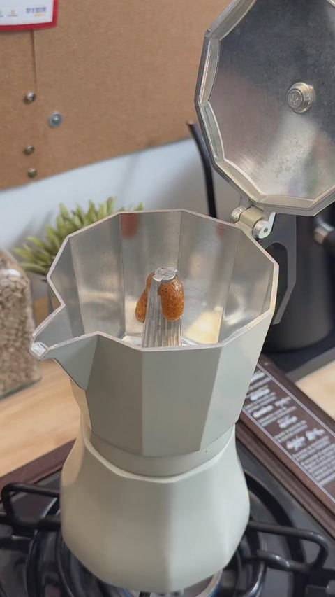 Moka pot reel from @luxuricoffee